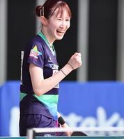 　女子シングルス５回戦でガッツポーズを見せる早田ひな（撮影・開出牧）