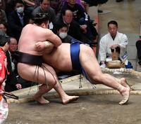 　霧島の突き落としに敗れる高安（撮影・持木克友）