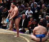 　大の里（右）を首投げで破った豊昇龍（撮影・持木克友）