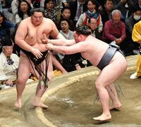 　琴桜（左）を突き出しで破った金峰山（撮影・持木克友）