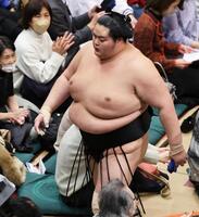 　金峰山に突き出しで敗れ引き揚げる琴桜