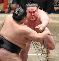 　金峰山（右）が突き出しで琴桜を破る