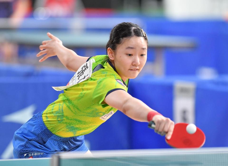 　ジュニア女子準々決勝でプレーする張本美和（撮影・開出牧）