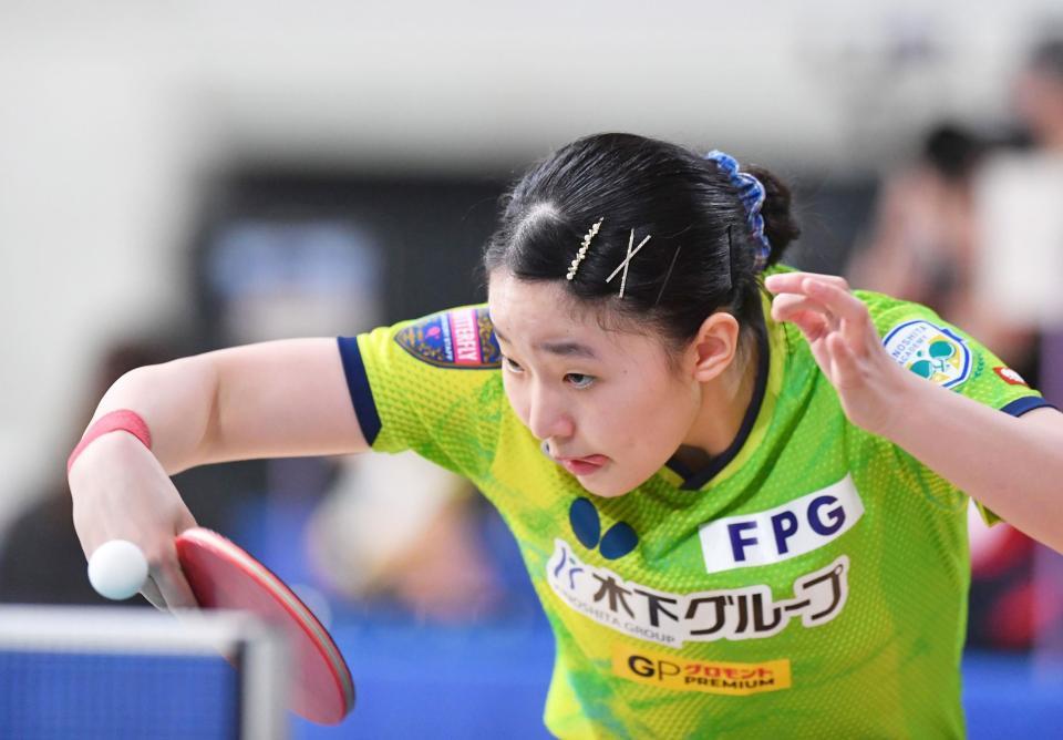 　ジュニア女子準々決勝で集中力を研ぎ澄ませる張本美和（撮影・開出牧）