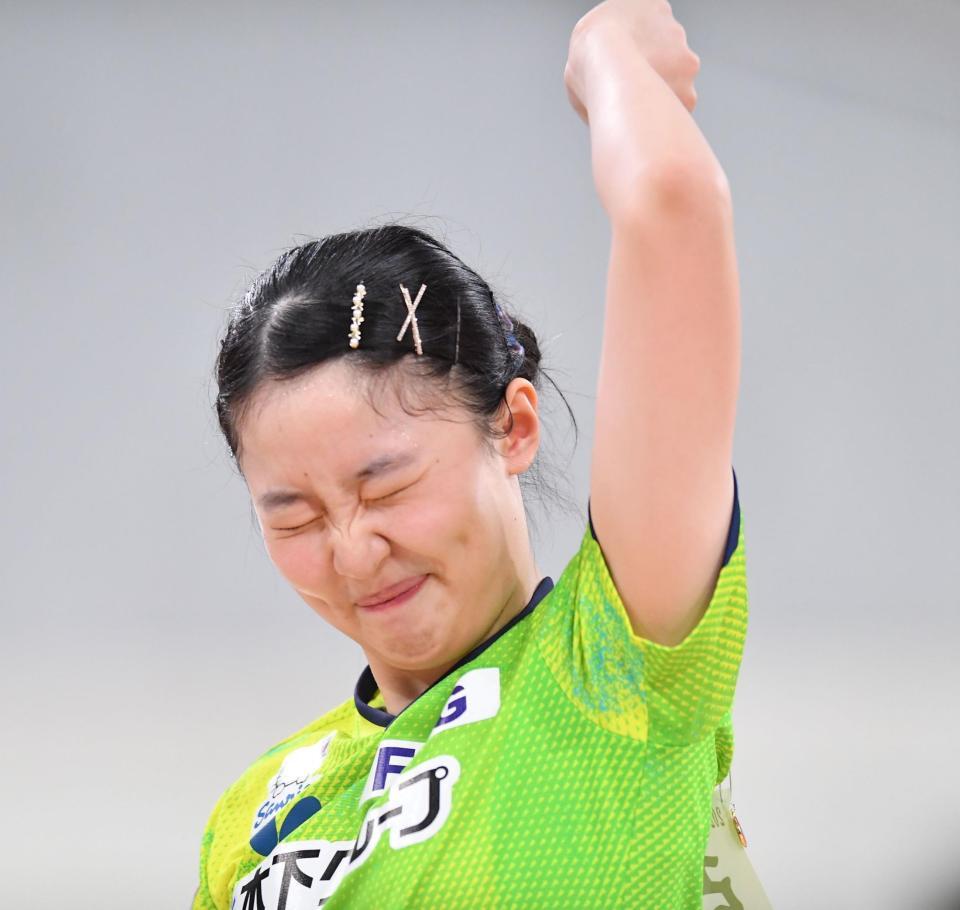 　ジュニア女子決勝で接戦を制しガッツポーズを決める張本美和（撮影・開出牧）