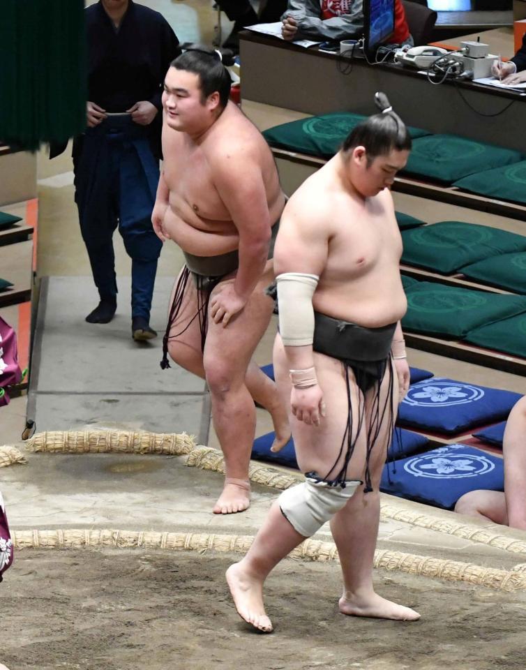 　泉翔鵬（右）の送り出しに敗れた朝阪神（撮影・持木克友）