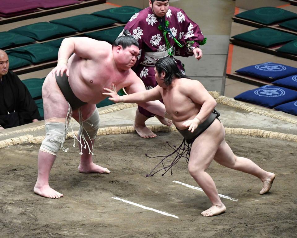 　関本（右）を攻める矢後（撮影・持木克友）