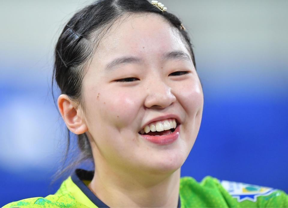 　ジュニア女子で優勝し会心の笑みを浮かべる張本美和（撮影・開出牧）