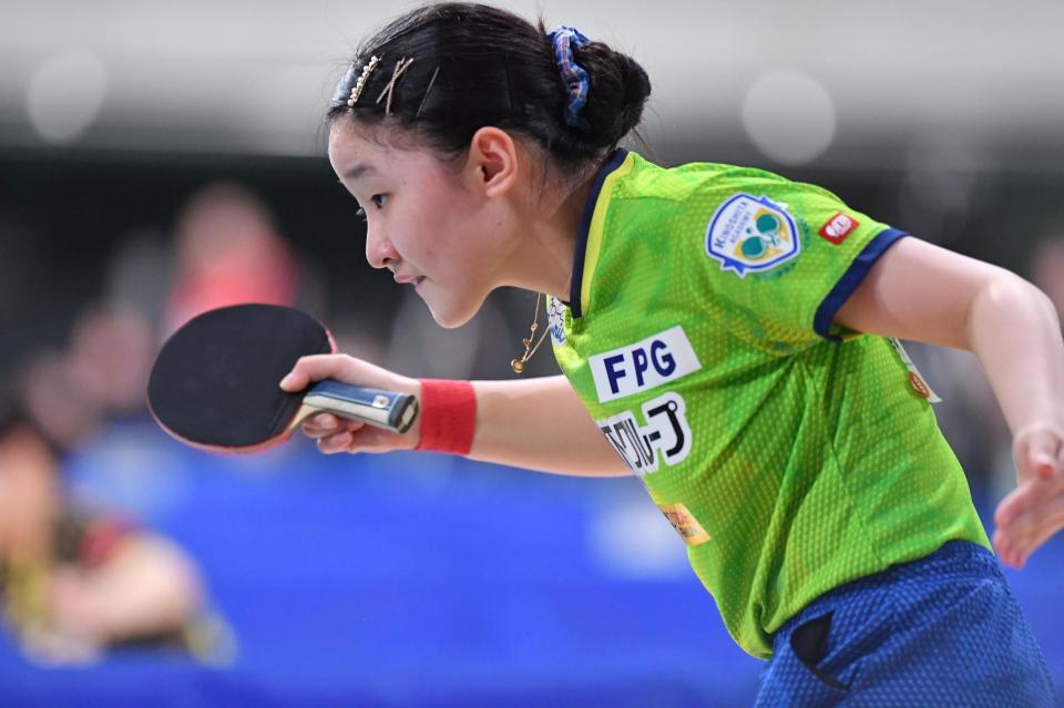 　女子シングルス５回戦でプレーする張本美和（撮影・開出牧）