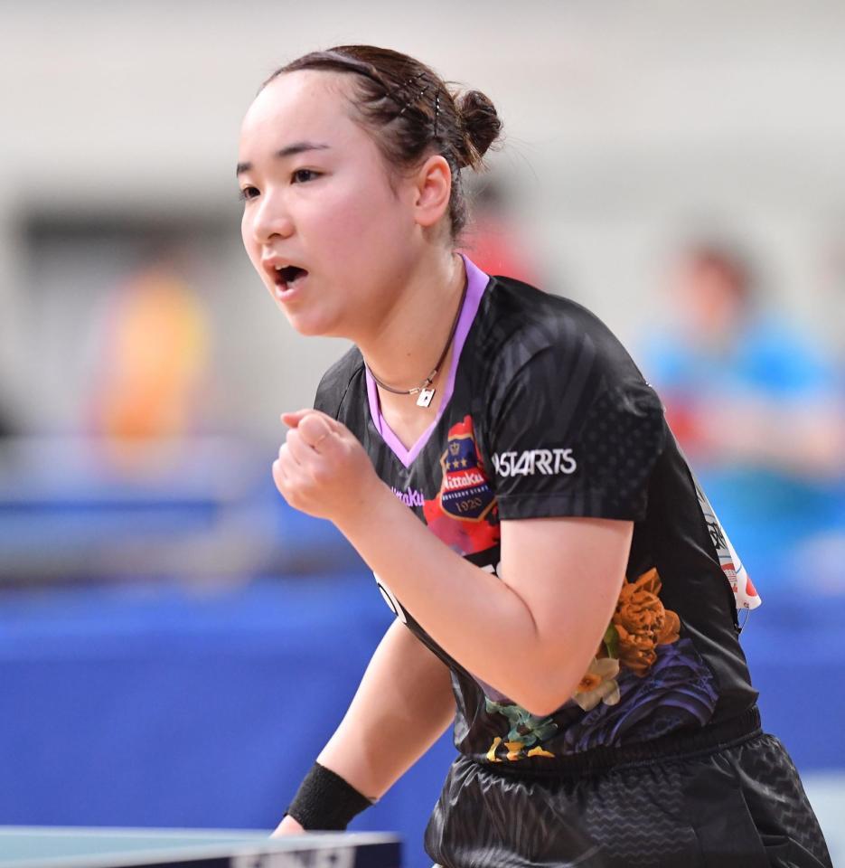 　女子シングルス５回戦でガッツポーズを決める伊藤美誠（撮影・開出牧）