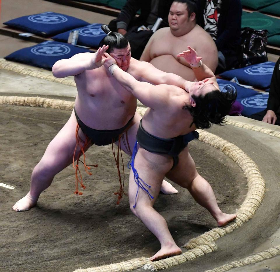 　石崎（右）を突き出しで破り幕下優勝を決めた夢道鵬（撮影・持木克友）
