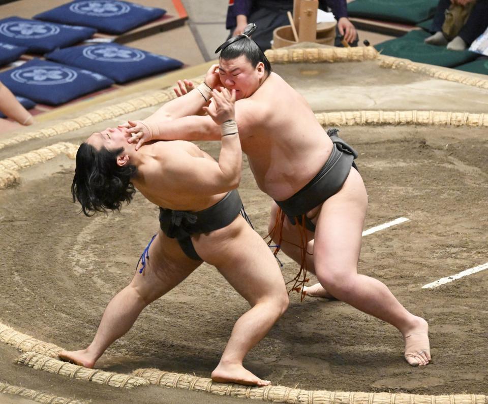 　夢道鵬（右）が突き出しで石崎を破り幕下優勝を決める