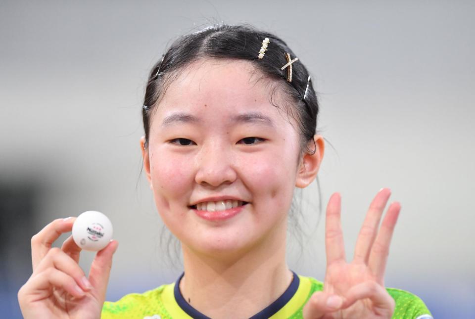 　ジュニア女子で優勝しポーズをとる張本美和（撮影・開出牧）