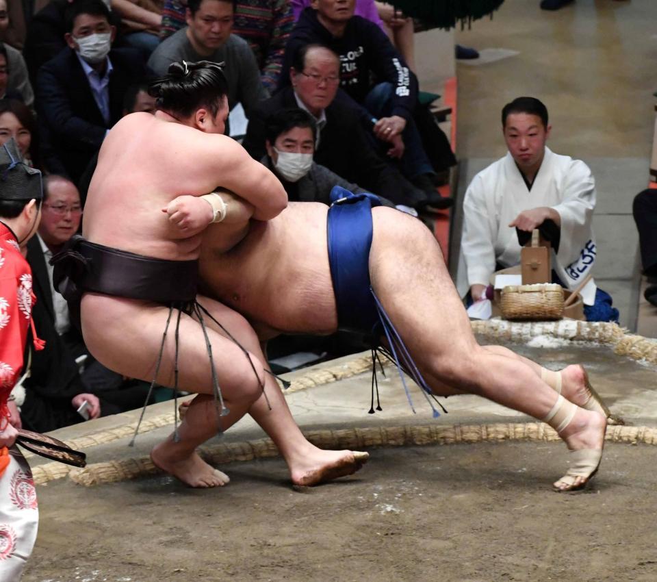 　霧島の突き落としに敗れる高安（撮影・持木克友）