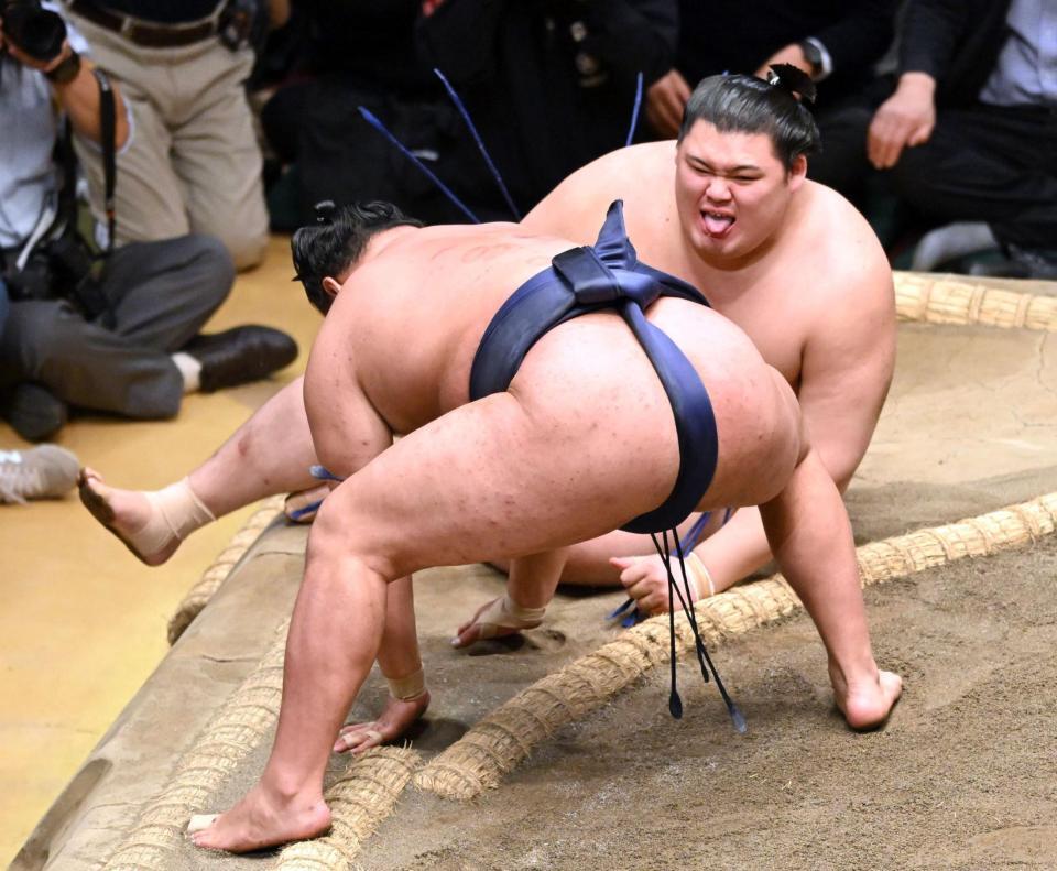 　大の里（右）は首投げで豊昇龍に敗れる（撮影・冨永豊）