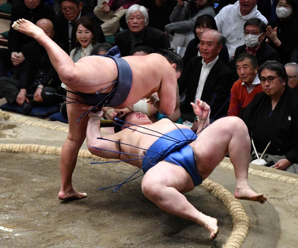 　豊昇龍の首投げに敗れた大の里（撮影・持木克友）