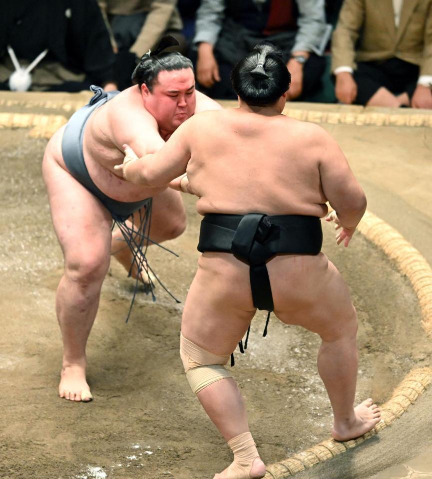 　金峰山（左）は突き出しで琴桜を破る