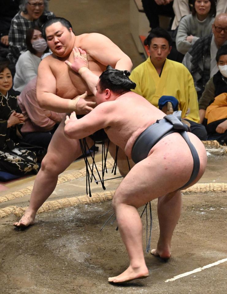 　金峰山に突き出しで敗れた琴桜（奥）