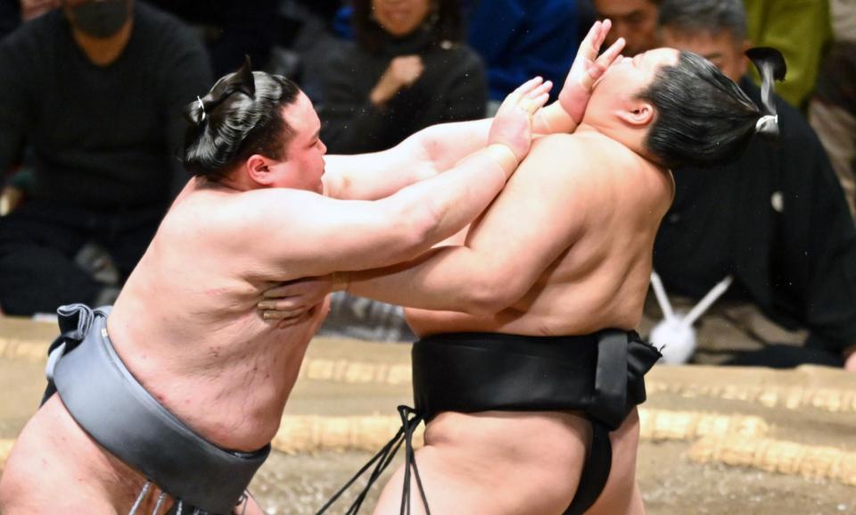 　琴桜（右）を攻める金峰山