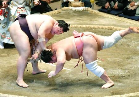 　宇良（右）をはたき込みで破った王鵬