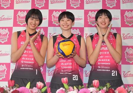 　笑顔を見せる（左から）秋本美空、河俣心海、矢田和香＝２４日