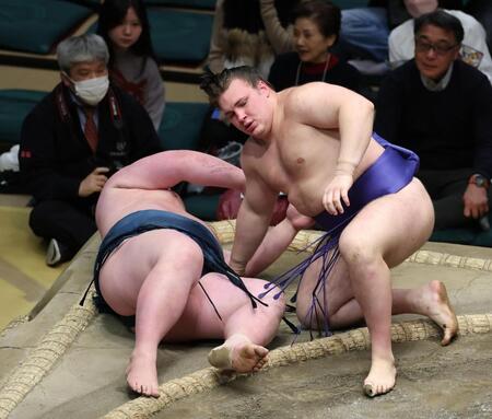 安青錦（右）が寄り倒しで白熊を破る