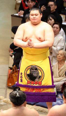 　ゴーゴーカレーの化粧まわしで土俵入りする大の里