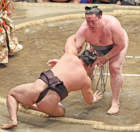 　金峰山（右）がすくい投げで霧島を破る