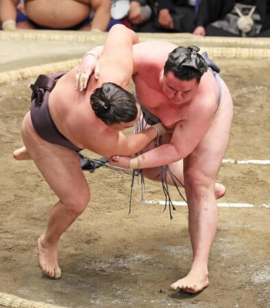 　金峰山（右）がすくい投げで霧島を破る