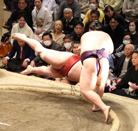 　隆の勝（左）を突き落としで破る王鵬