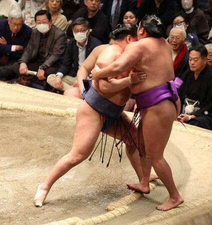 　尊富士（右）を寄り切りで下す豊昇龍