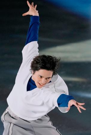 　アイスショーで演技する宇野昌磨さん＝オーヴィジョンアイスアリーナ福岡