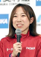 　記者会見する鈴木優花