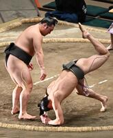 炎鵬（左）が肩透かしで山藤を破る＝２４日