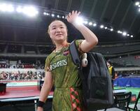 笑顔で声援に応える伊藤美誠（撮影・金田祐二）