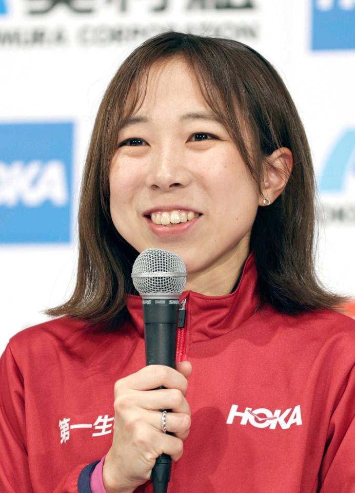 　記者会見する鈴木優花