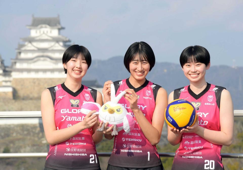 　姫路城を背に笑顔を見せる（左から）矢田和香、秋本美空、河俣心海（撮影・石井剣太郎）