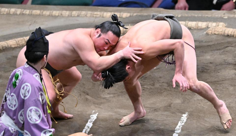 炎鵬（右）を攻める山藤＝２４日