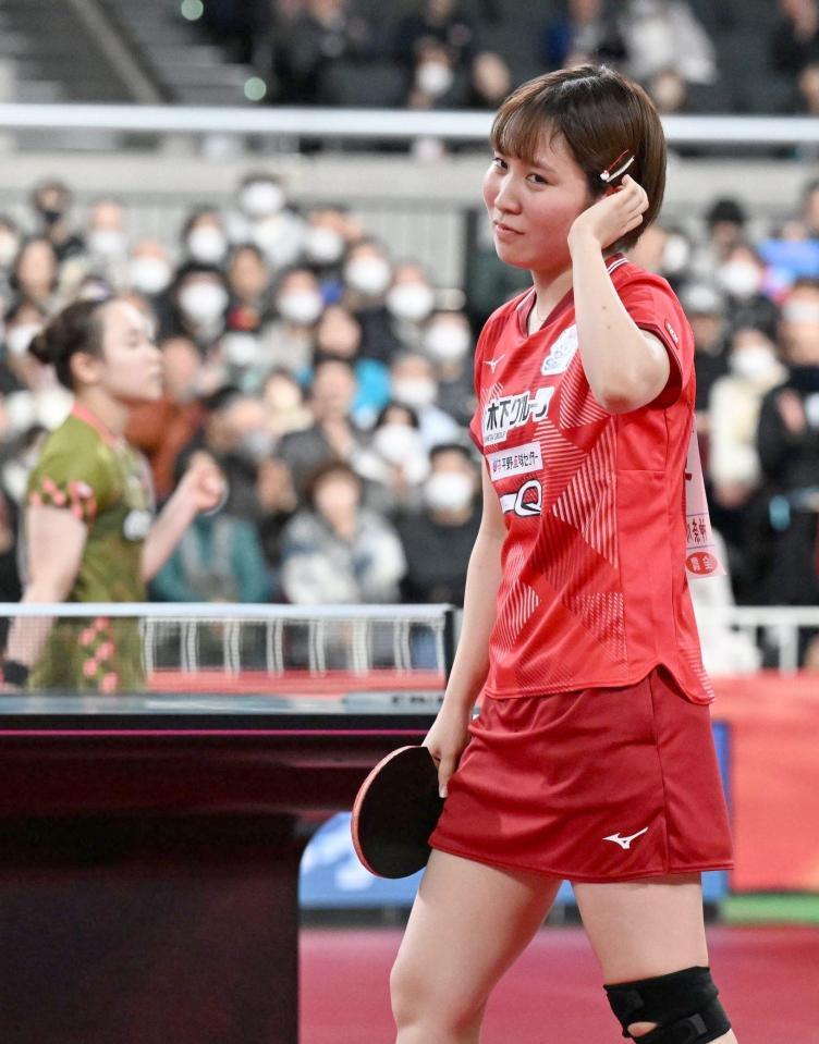 女子シングルス準々決勝で、伊藤美誠（左奥）にポイントを決められ悔しさをにじませる平野美宇