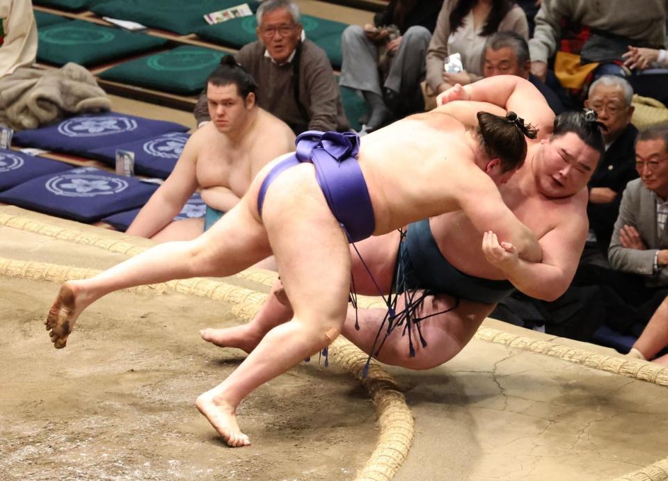 白熊（右）を寄り倒しで破る安青錦