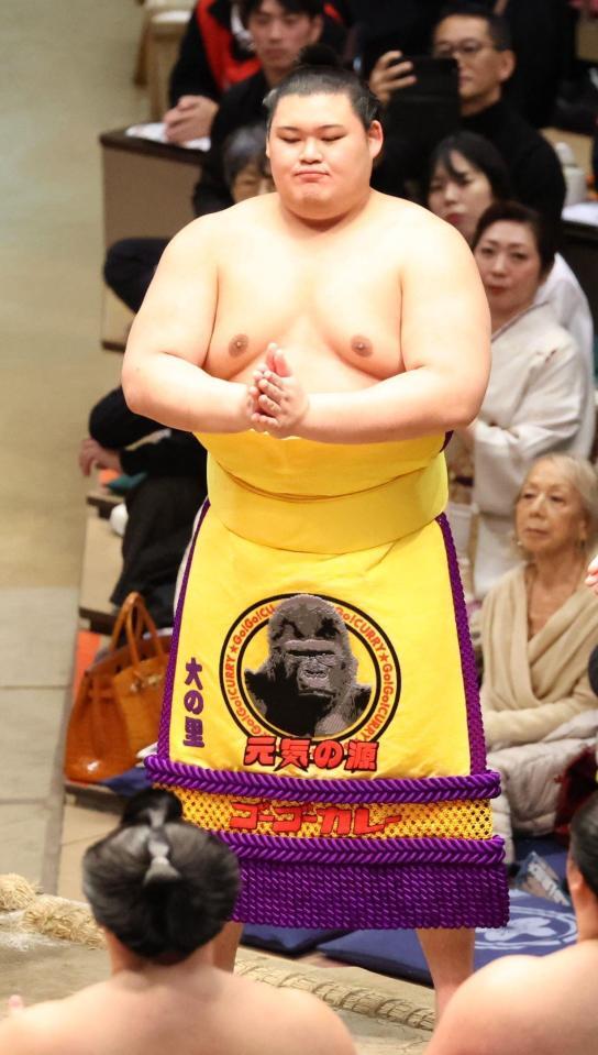 　ゴーゴーカレーの化粧まわしで土俵入りする大の里