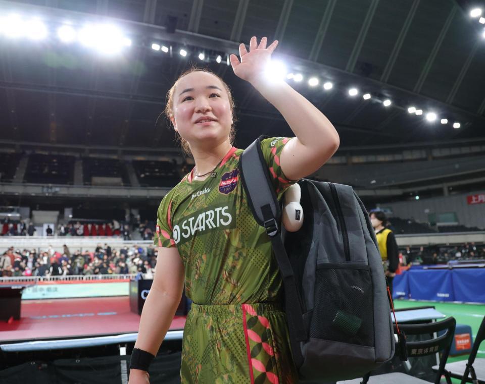 笑顔で声援に応える伊藤美誠（撮影・金田祐二）