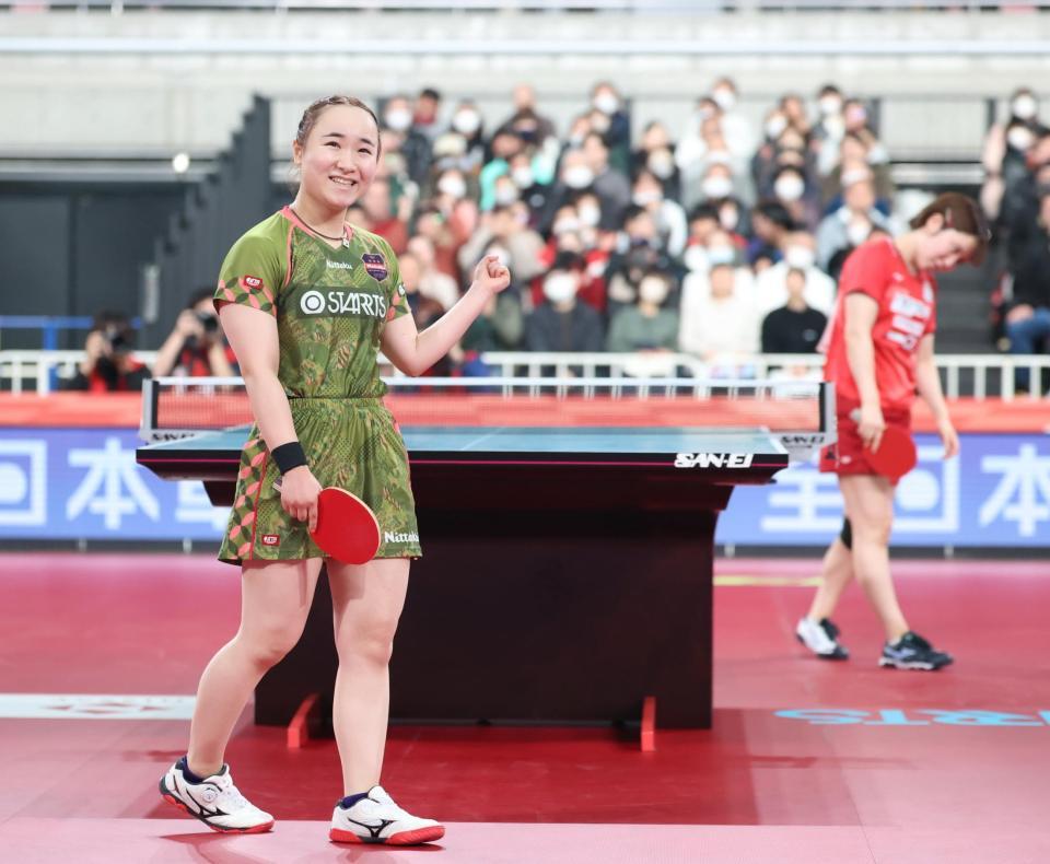 女子シングルス準々決勝で、平野美宇（後方）に勝利し笑顔を見せる伊藤美誠