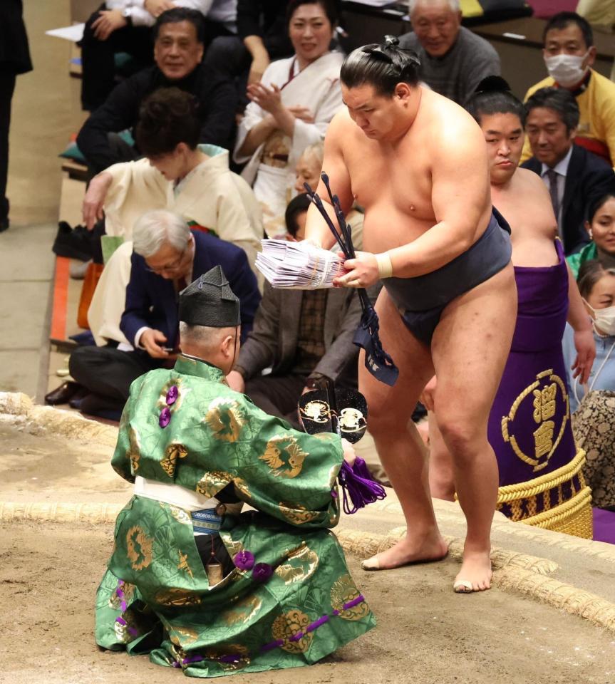 　分厚い懸賞金を手にする豊昇龍