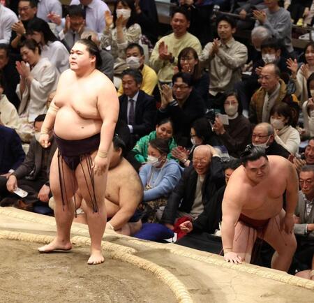 　隆の勝（右）を突き落としで破る王鵬