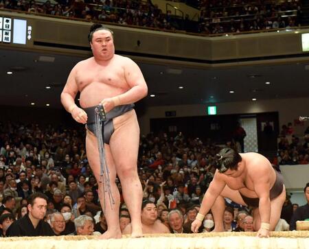 　霧島（右）をすくい投げで破り２敗を守った金峰山（撮影・佐藤厚）