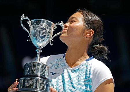 ジュニアの女子シングルスで優勝し、トロフィーにキスをする園部八奏（共同）