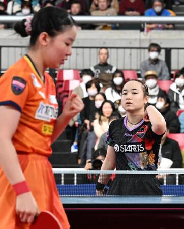 張本美和（手前）との女子シングルス準決勝で失点し、渋い表情を見せる伊藤美誠