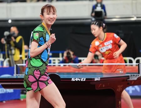 　張本美和（右奥）からポイントを奪い笑顔の早田ひな（撮影・金田祐二）