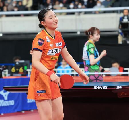 早田ひな（後方）に敗れた張本美和（撮影・金田祐二）
